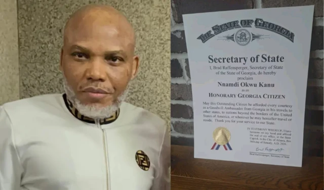 Nnamdi Kanu na akwụkwọ Odeakwụkwọ steeti Georgia bụ Brad Raffensperger binyere aka.