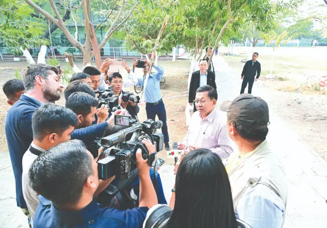 ဇန်နဝါရီ ၂၅ ရက်၊ ရွေးကောက်ပွဲ အပိုင်း ၃ ရက်မှာ မီဒီယာတွေကို အင်တာဗျူးဖြေနေတဲ့ စစ်ခေါင်းဆောင်