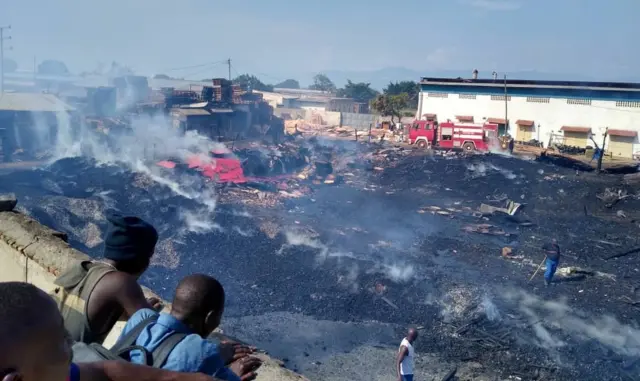Mu gitondo ku cyumweru umwotsi wari ukuboneka aho uyu muriro watwitse