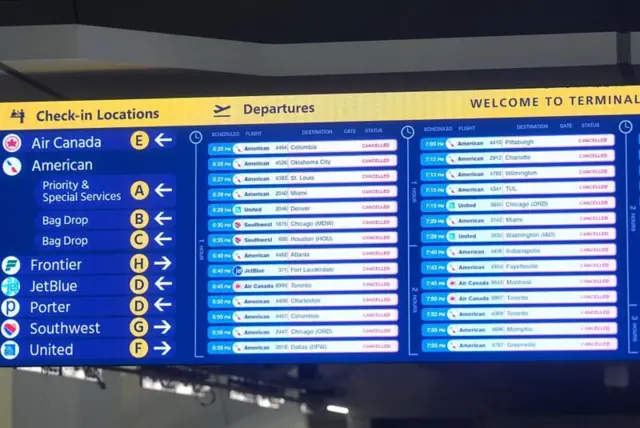 अमेरिका में बर्फ़ीले तूफ़ान के कारण हवाई यात्रा प्रभावित हुई है