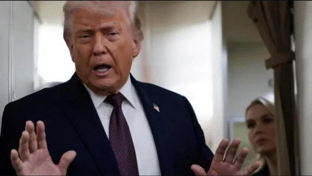 Madaxweyne Trump ayaa saxafiyiinta kula hadlaya Air Force One Sabtidii