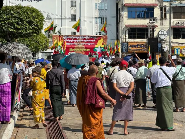 မြို့တော်ခန်းမမှာ ဒီနေ့ပြုလုပ်တဲ့ ICJ သွား မြန်မာကိုယ်စားလှယ်အဖွဲ့ကို ထောက်ခံပွဲ မြင်ကွင်း