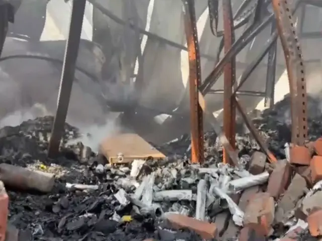 আগুনে ঝলসে যাওয়া কারখানার অভ্যন্তর