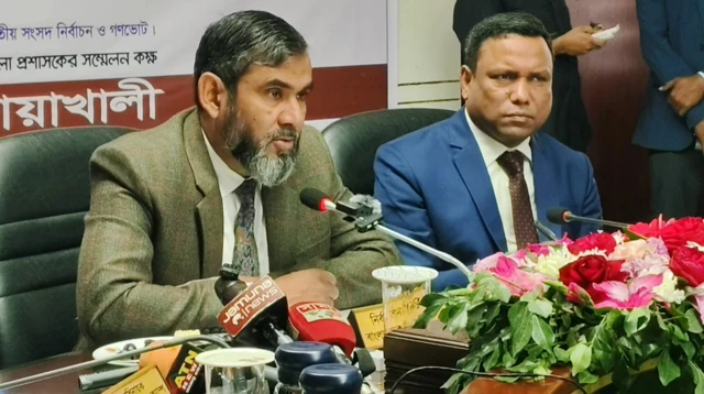 নির্বাচন কমিশনার ব্রিগেডিয়ার জেনারেল (অব.) আবুল ফজল মো. সানাউল্লাহ মঙ্গলবার ত্রয়োদশ জাতীয় সংসদ নির্বাচন ও গণভোটকে সামনে রেখে জেলা প্রশাসকের কার্যালয়ে আয়োজিত অনুষ্ঠানে বক্তব্য দেন।