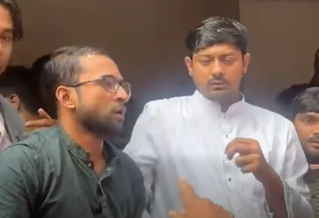 ডিম নিক্ষেপের কারণে নাসীরউদ্দিন পাটোয়ারীর সঙ্গীদেরকে ব্যাপক রেগে যেতে দেখা যায় ভিডিওতে