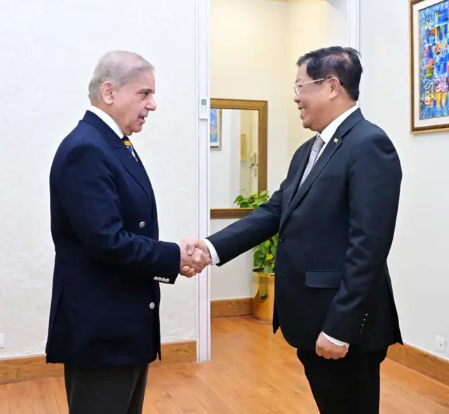 ပါကစ္စတန်နိုင်ငံ ဒုတိယဝန်ကြီးချုပ်နဲ့နိုင်ငံခြားရေးဝန်ကြီး မစ္စတာမိုဟာမက် အီရှပ်ဒါးနဲ့ စစ်ကော်မရှင်နိုင်ငံခြားရေးဝန်ကြီး ဦးသန်းဆွေ