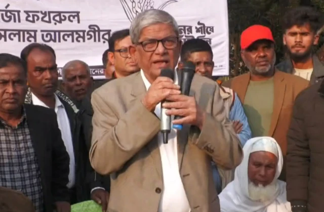 গণসংযোগ করছেন বিএনপি'র মহাসচিব মির্জা ফখরুল ইসলাম