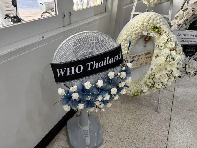 ထိုင်းနိုင်ငံ ကမ္ဘာ့ကျန်းမာရေးအဖွဲ့ကလည်း ဒေါက်တာ မြင့်ထွေး စျာပနကို လွမ်းသူ့ပန်းခွေ ပို့ခဲ့ပါတယ်