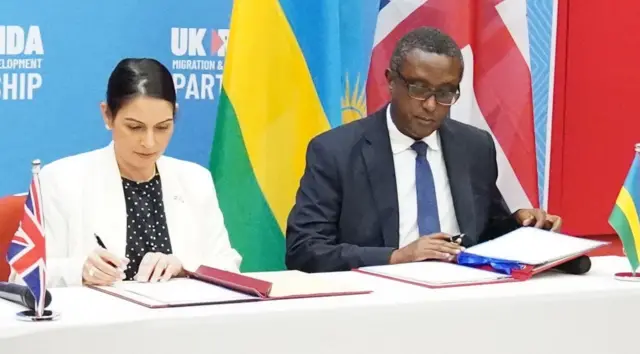 Mu 2022 ubwo uwari Minisitiri w’Ubutegetsi bw’igihugu w’Ubwongereza Priti Patel na mugenzi we w’u Rwanda Vincent Biruta ubwo basinyaga ku masezerano y’ubufatanye mu kwakira abimukira