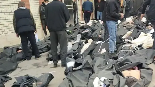 በተቃውሞው ወቅት ከተገደሉ ሰዎች መካከል የተወሰኑት አስከሬኖች ተሸፍነው ይታያሉ