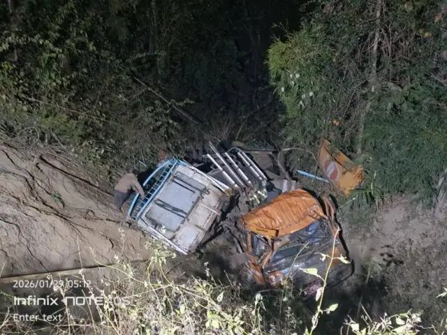 "ဇော်လေးနိုင်ဇာတ်သဘင်အဖွဲ့" စီးလာတဲ့ ကားအပျက်အစီးမြင်ကွင်း