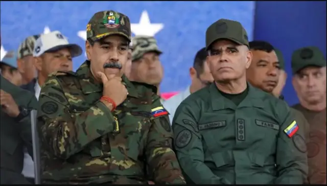 López (Midig) wuxuu ahaa wasiirka difaaca ee Maduro (Bidix) ilaa 2014