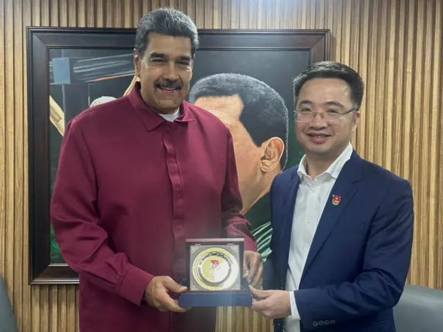 Bí thư Trung ương Đoàn Nguyễn Tường Lâm trao quà cho Tổng thống Venezuela Nicolas Maduro