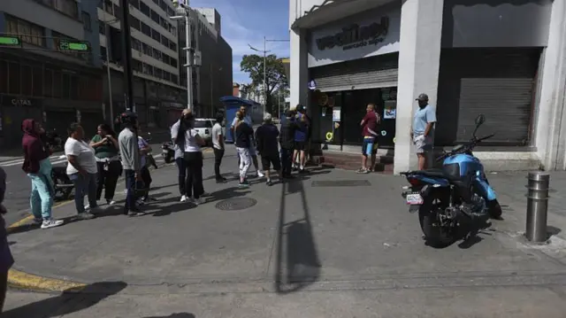 Pessoas nas ruas em Caracas