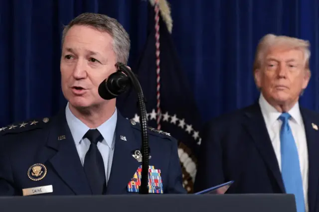 El general Dan Caine y Donald Trump