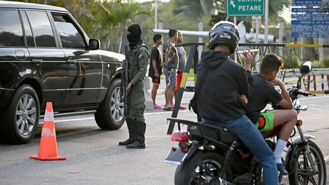 Un miembro de la Guardia Nacional hace guardia en una entrada de Fuerte Tiuna, el complejo militar más grande de Venezuela, en Caracas, el 3 de enero de 2026