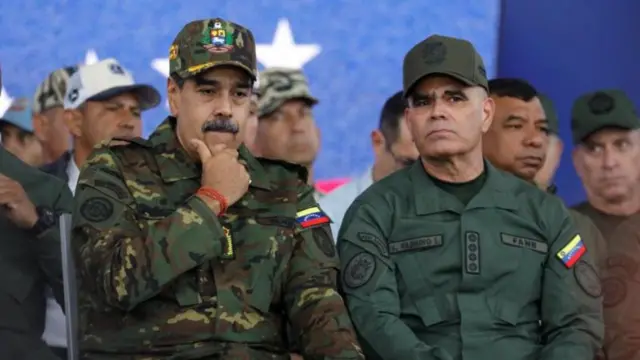 Bộ trưởng Quốc phòng Venezuela Vladimir Padrino López (phải) và Tổng thống Maduro
