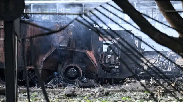 Vista de un camión destruido en la base aérea de La Carlota, en Caracas.