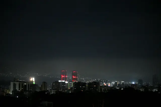 ধারাবাহিক বিস্ফোরণের পর কারাকাসের রাতের দৃশ্য