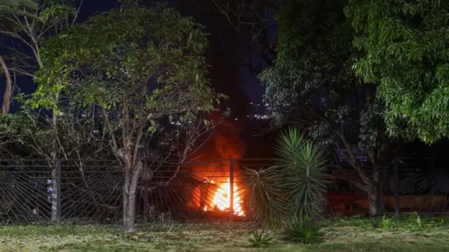 መንግስቲ ቬንዝወላ፡ "ቬንዝወላ ነቲ መንግስቲ ሕቡራት መንግስታት ኣመሪካ ኣብ ልዕሊ ግዝኣቱ ዝፈጸሞ ኣዝዩ ከቢድ ወተሃደራዊ መጥቃዕቲ ኣብ ቅድሚ ማሕበረሰብ ዓለም ይነጽጎን ይዅንኖን" ክብል ኣዊጁ