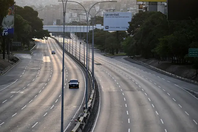 La autopista Francisco Fajardo, la principal en Caracas, amaneció desértica.