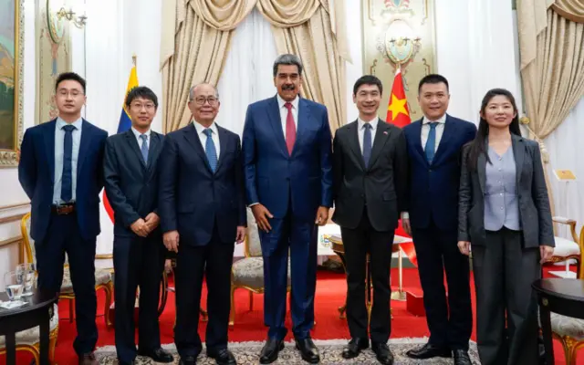 Tổng thống Venezuela Nicolas Maduro (giữa) tiếp ông Khâu Tiểu Kỳ, Đặc phái viên của Chủ tịch Trung Quốc Tập Cận Bình, tại Caracas, Venezuela, vào ngày 2/1