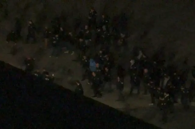 Varios agentes custodian a una persona