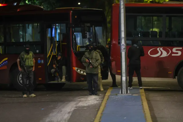 Barricada con autobuses y militares