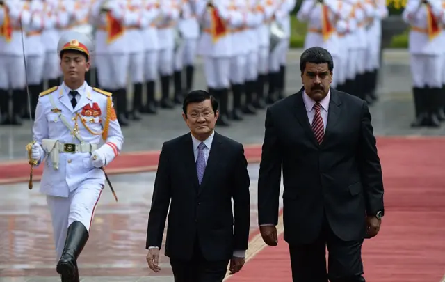 Chủ tịch nước Trương Tấn Sang đón Tổng thống Maduro vào ngày 31/8/2015 tại Hà Nội