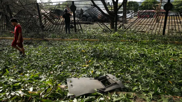 La puerta de una unidad antiaérea destruida yace en el suelo de la base aérea militar de La Carlota.