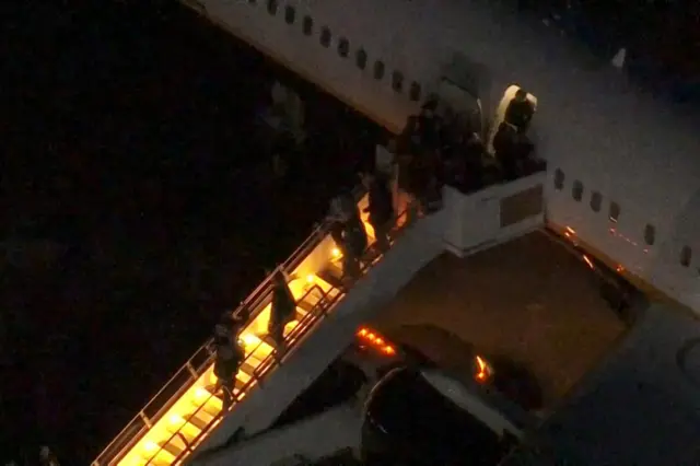 Personas descienden del avión