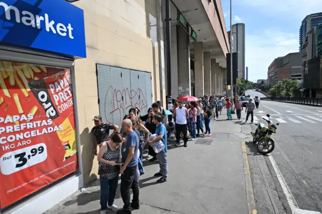 Người dân xếp hàng bên ngoài một siêu thị ở Caracas vào ngày 3 tháng 1 năm 2026, sau khi lực lượng Mỹ bắt giữ lãnh đạo Venezuela Nicolas Maduro.