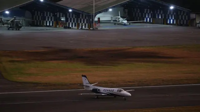 হামলার পর লা কার্লোটা বিমানবন্দরে ঝলসানো ঘাসের একটি অংশ দেখা যাচ্ছে।