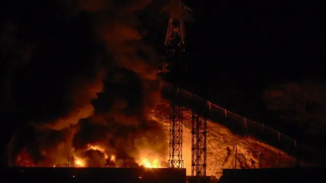 Imagem do incêndio no Forte Tiuna, o maior complexo militar da Venezuela, após uma série de explosões em Caracas em 3 de janeiro de 2026