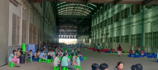 လုပ်ခလစာတိုးဖို့ တောင်းဆိုကြတဲ့ အလုပ်သမားတွေ