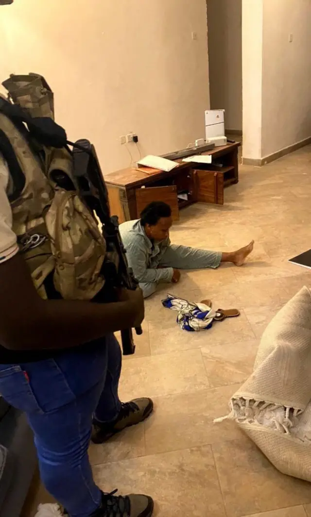 Ni picha ya mkewe Bobi Wine akiwa chini ya ulinzi mkali