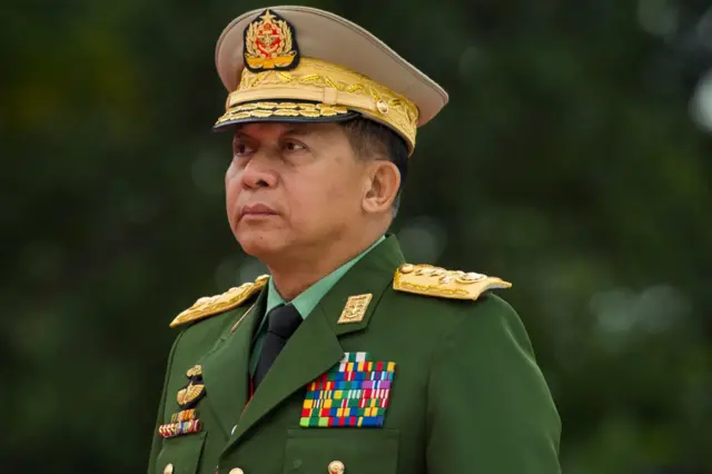 စစ်ခေါင်းဆောင် ဗိုလ်ချုပ်မှူးကြီးမင်းအောင်လှိုင်