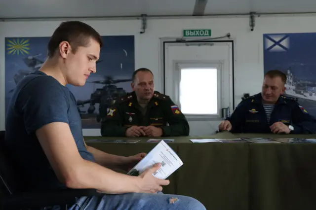 Мобильный комплекс отбора на военную службу по контракту в парке культуры и отдыха в Ростове-на-Дону, 17 сентября 2022 год