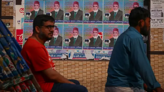 बांग्लादेश में दीवारों पर चुनावी उम्मीदवारों के पोस्टर