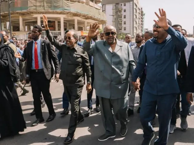 Madaxweyne Xasan Sheekh (Bidix), Madaxweynaha Jabuuti Ismaaciil Cumar Geelle iyo Ra'iisul wasaaraha Itoobiya oo dhex lugaynaya Jigjiga