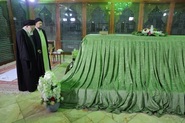علی خامنه‌ای، رهبر جمهوری اسلامی ایران  و حسن خمینی