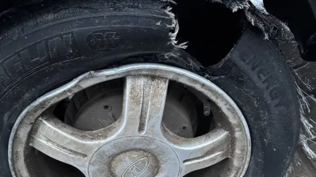 Колесо автомобиля, поверженное при наезде на противопехотную мину, фото опубликовал глава городской администрации