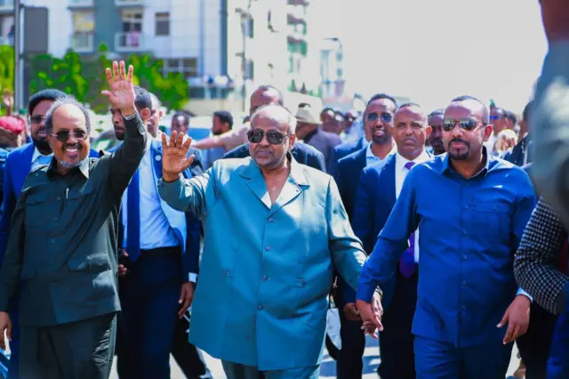 Madaxweyne Xasan Sheekh (Bidix), Madaxweynaha Jabuuti Ismaaciil Cumar Geelle iyo Ra'iisul wasaaraha Itoobiya oo dhex lugaynaya Jigjiga