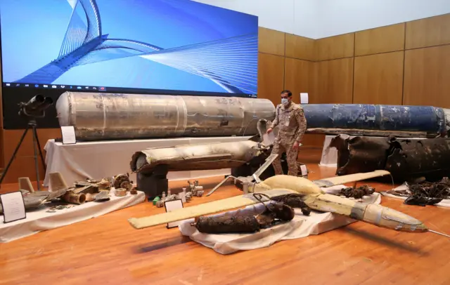 Nin ka tirsan ciidamada ammaanka ee Sacuudi Carabiya oo dhex maraya bandhigga burburka gantaallada balistikada iyo hubka.