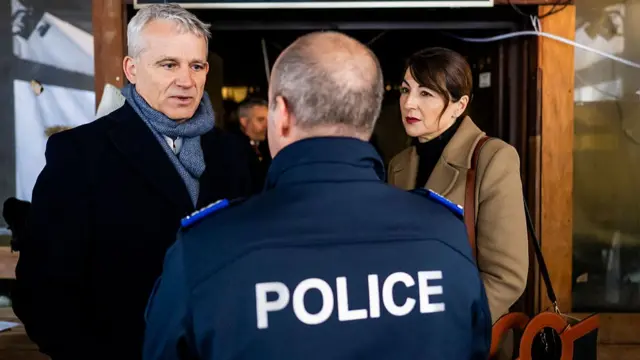 Onye uweojii nakwa otu nwoke na nwaanyị okwu banyere nnyocha ha mere iji chọpụta ihe kpatara ọkụ ahụ