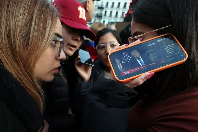 Người Venezuela ở Tây Ban Nha theo dõi họp báo của ông Trump