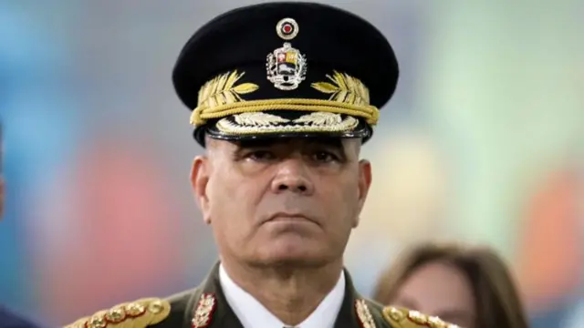 Vladimir Padrino em pé, fardado e com olhar sério