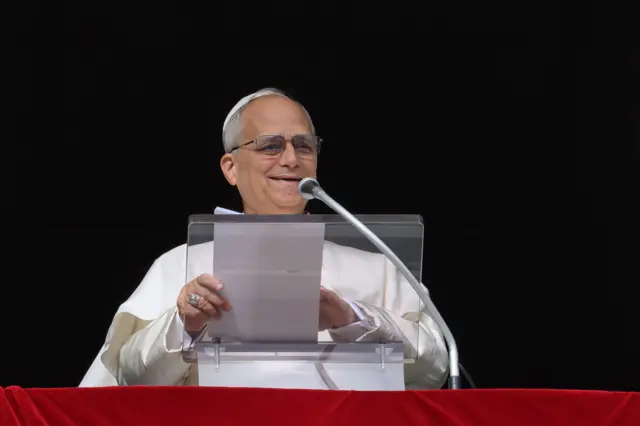 Giáo hoàng Leo XIV trong buổi cầu nguyện Chủ nhật từ cửa sổ phòng làm việc nhìn ra Quảng trường Thánh Phêrô vào ngày 4/1/2026 tại Vatican City, Vatican