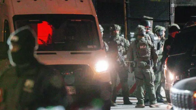 Agentes da DEA são vistos em frente e dentro de uma van que, segundo relatos, transporta o presidente da Venezuela, Nicolás Maduro, na cidade de Nova York.