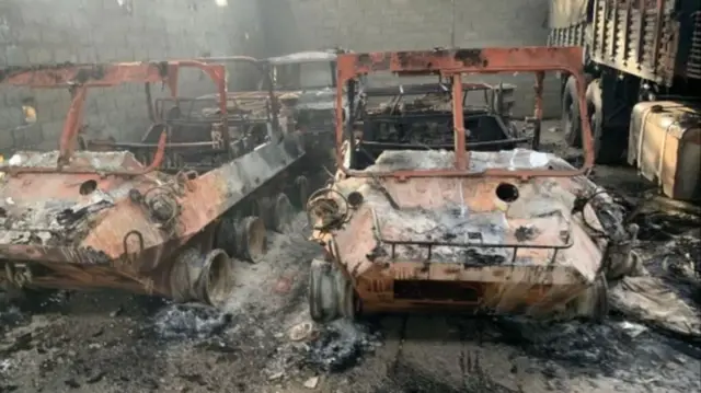 تصویر موترهای سوخته در یک مرکز نظامی در کاراکاس